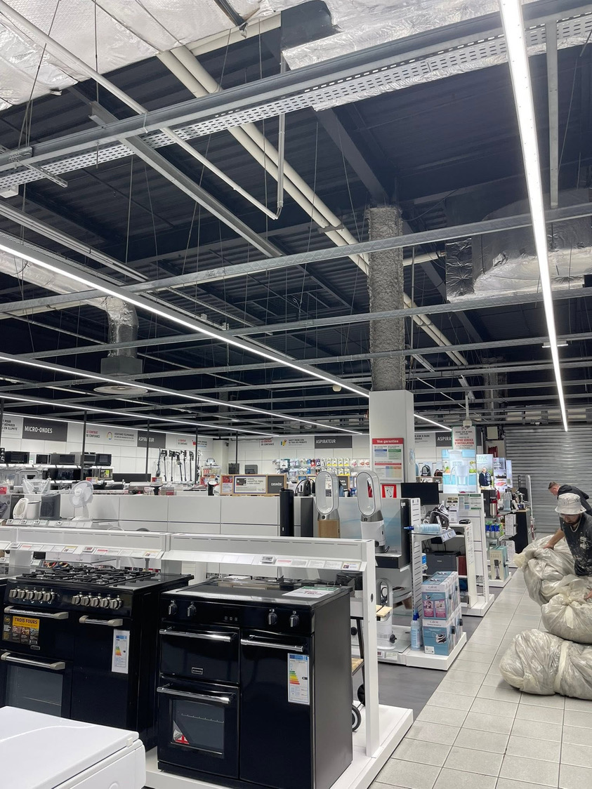 Chantier TSK Déco : peinture de 1 900 m² de plafond de nuit pour un magasin Darty à Lyon