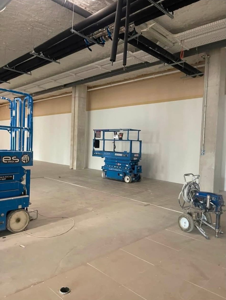 Nacelles et pompe airless sur chantier